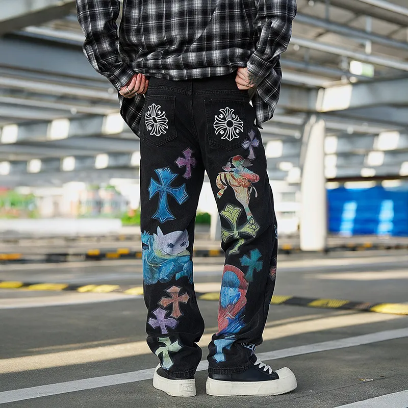 P300 💰 (top version) chrome hearts ss25 black elf print jeans. Styles with different wash textures, very friendly to people with thin legs and thick legs. The slightly flared version is very flattering to the leg shape. The moderate length will never go out of style. It can be matched easily and casually. It is the basis of various styles. It is a must-have in the wardrobe! The fabric is stiff but also makes the upper body soft without losing texture. The washing process is even more perfect. It is a must-have item for everyone! ! !  Color: black Size: 30-32-34-36 30 32 34 36 Waist circumference 80 85 90 95 Sitting circumference 105 110 115 120 Foot opening 46 47 48 49 External length 102 103 104 105
